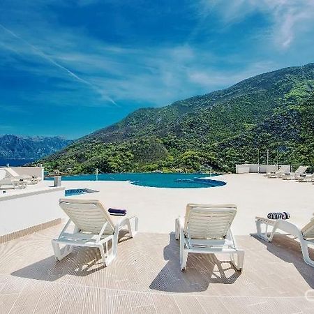 Luxury 1 Bedroom Apartment With Cozy Garden D2-2 In Morinj Kotor Zewnętrze zdjęcie