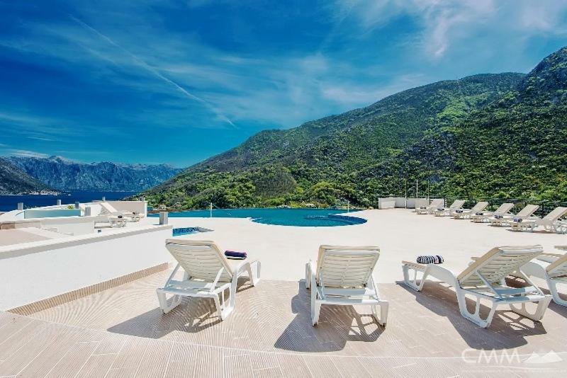 Luxury 1 Bedroom Apartment With Cozy Garden D2-2 In Morinj Kotor Zewnętrze zdjęcie